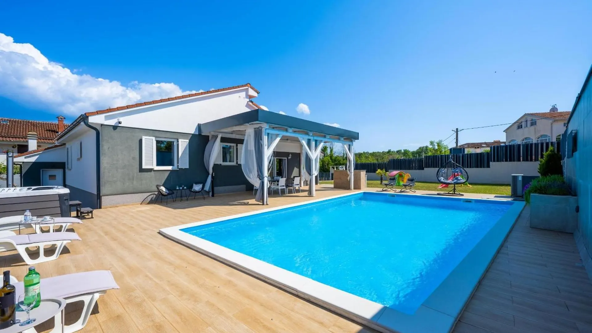 Holiday home Schoene Villa Beauty Fuer 6 Personen Und 1 Kind Brajkovici  Croatia