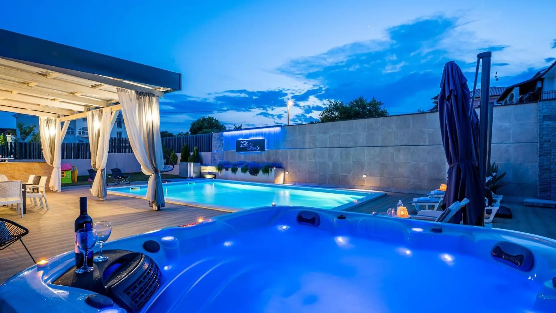 Schoene Villa Beauty Fuer 6 Personen Und 1 Kind Brajkovici  Croatia