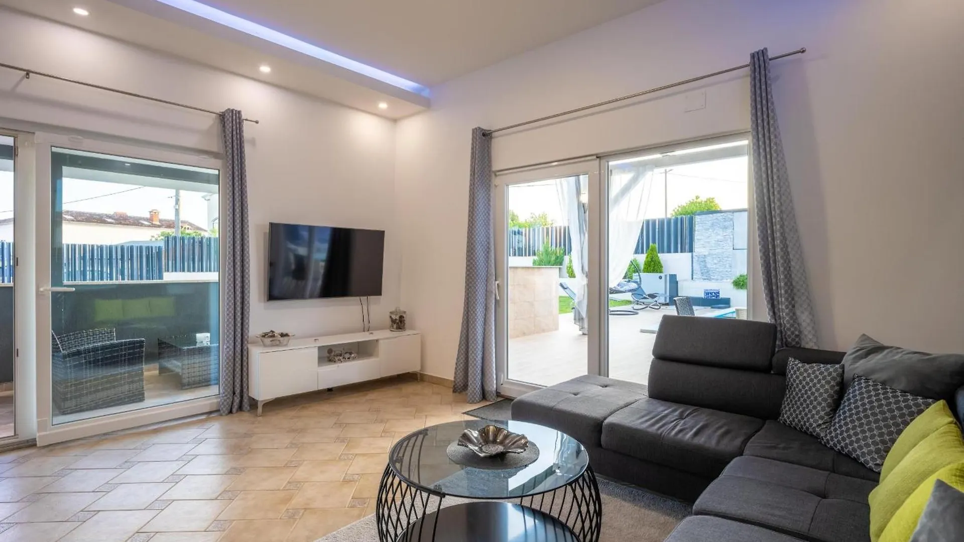 Schoene Villa Beauty Fuer 6 Personen Und 1 Kind Brajkovici  Croatia